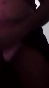 Ela dá um tapa na mão para colocar no vestido rosa da meia-irmã