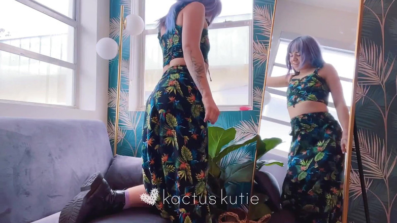 kactus kutie: Chica Artsy con gran culo se corre en el espejo