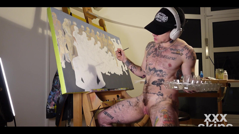 Xxx skips: Geiler Ftm-Künstler XXX überspringt die Arbeit auf einem Gemälde, während seine...