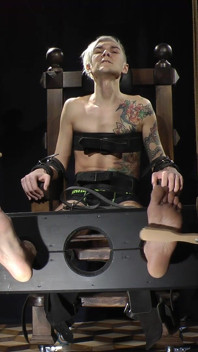 Nicky Tickling Block Throne