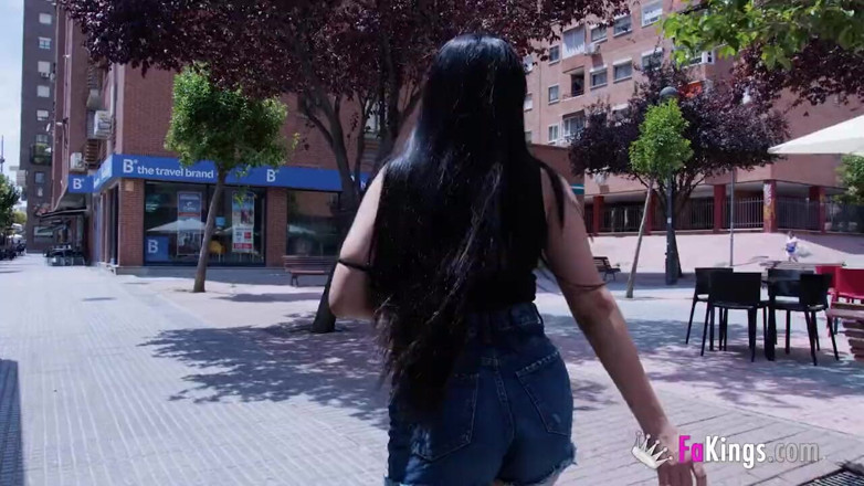 FAKings: Паола Вайт смокче монструозного члена: ласкаво просимо на порно, крихітко!