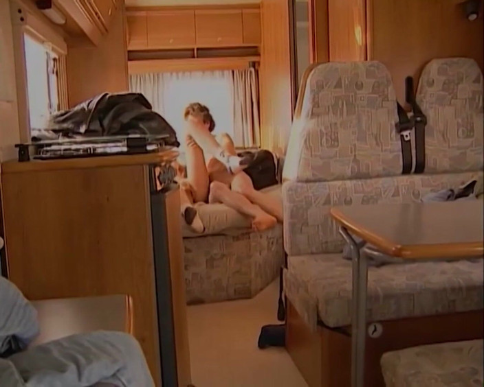 Vintage Climax: Sexy zrzavá dívka tvrdě ošukaná v obytném a obytném a...