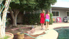 My girlfriend: Lesbische milf verleidt een schattige tiener en laat haar het...