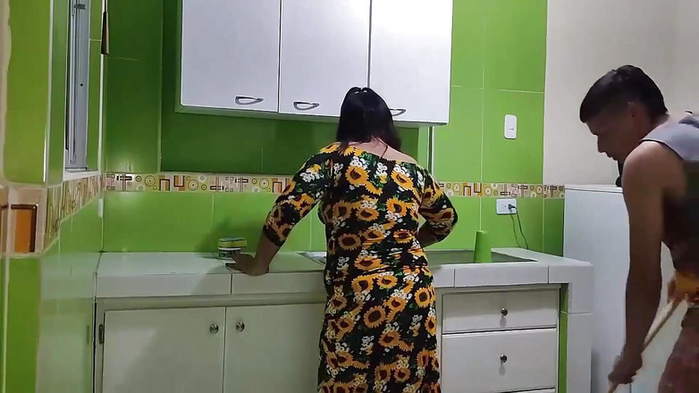 WhysMom: 내 의붓아빠가 집에 없기 때문에 요리하기 전에 섹스하는 것을 좋아하는 의붓 여동생, 우리는 사실을 이용합니다.