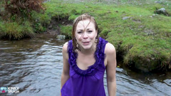 UKCuteGirl: Welly Sploshing em botas e sem calcinha!