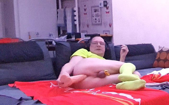 Mike Essex: Büyük beyaz bir dildoyla anal sikişirken yarak bekaret kemeri içinde...