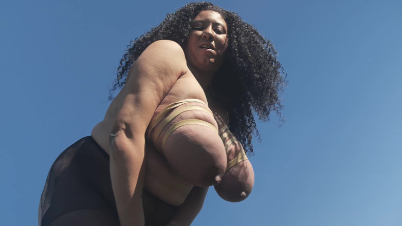 Stephanie Roberts: Danni Rubber band titten im freien