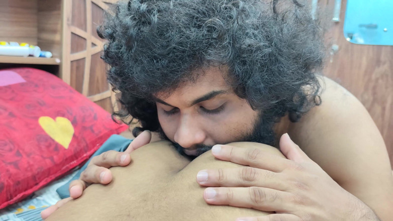 Vaigavarun45: Leccare il buco nel culo con pressa del capezzolo
