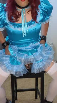 シシーキャンディは彼女の巨大なディルドのいくつかに乗る