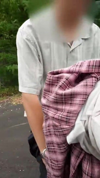 Knä hög lockelse ramar in en lekfull charm som en söt djävulsk skönhet fängslar
