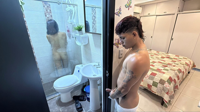 LuisaPalvin: 我利用我的继妹在门打开时洗澡，吃得很美味，然后进来