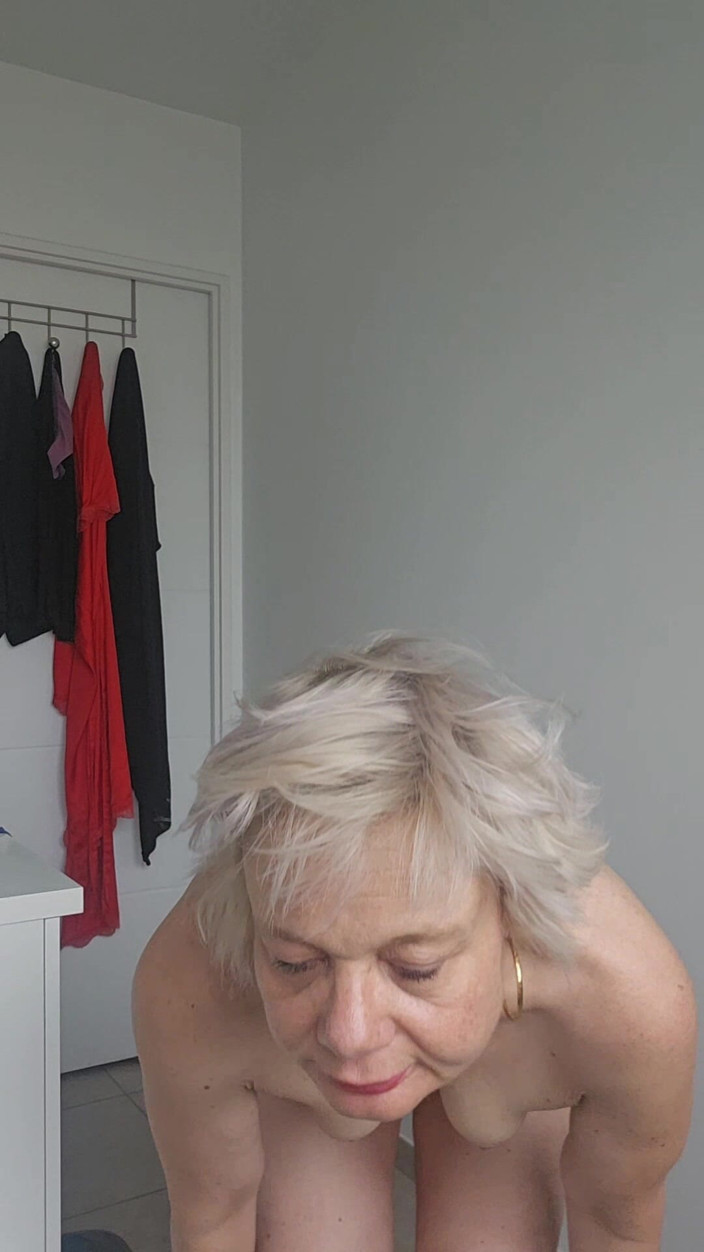 Sofy13: Je Me Chauffe Ma Petite Chatte Mature Avant D'aller Au...