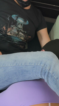 สองนายหญิงทําให้น้องสาวอับอาย ทําให้เขาดมและเลียถุงเท้า, ตรึงหีและเย็ดคอของเขา