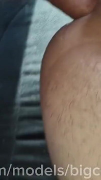 Een verloren jongeman gaf zijn kont aan een reizende koerier, er is veel sperma!