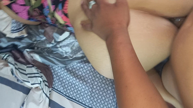 Eatrella j: Menina é fodida para se juntar a uma gangue