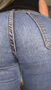 Pets mouillés en jean