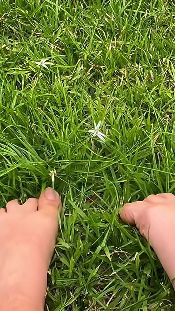 Pedazodchicle: Ti lascio vedere i miei piedi che sfregano e premono...