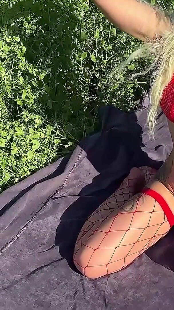 evil-bunny: POV -kamera, jordgubbe avsugning från en bystig skönhet och utsökt sperma...