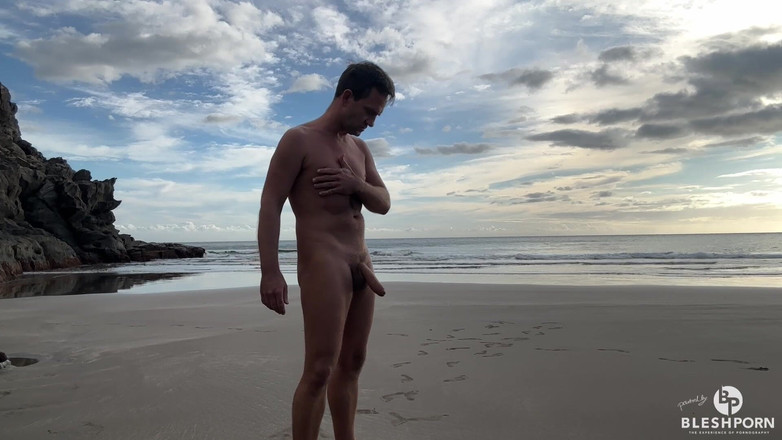 bleshporn: Tim Blesh abspritzen im freien am strand