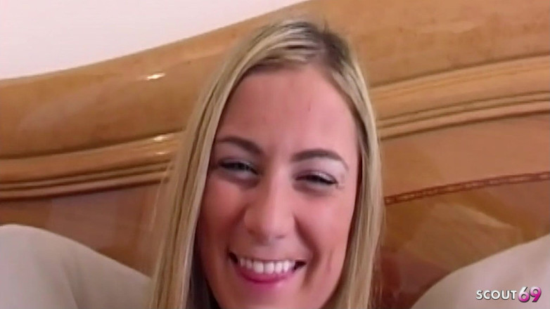 Full porn collection: Il patrigno sorprende una teen bionda a masturbarsi e si...