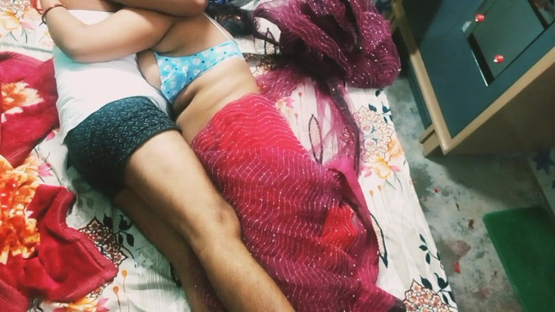 Manjushukla: Bellissima Indiana india in Sari di colore rosso.