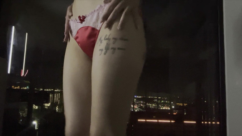 Felicity Azura: 赤いサテンのホットアジアン