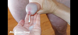 Milking-time: Tecnica della sega: lucidatura del cazzo - triplo sborrata massaggio glande...
