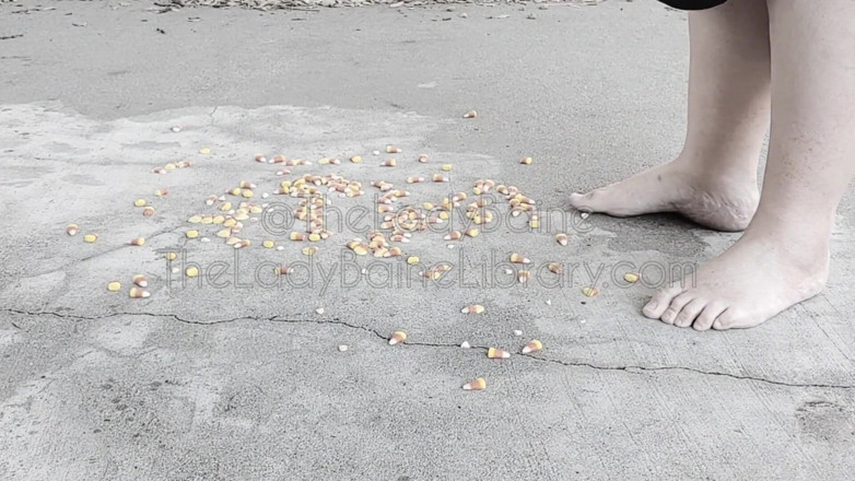 TheLadyBaine: Ssbbw yalınayak demoness candy corn eziyor