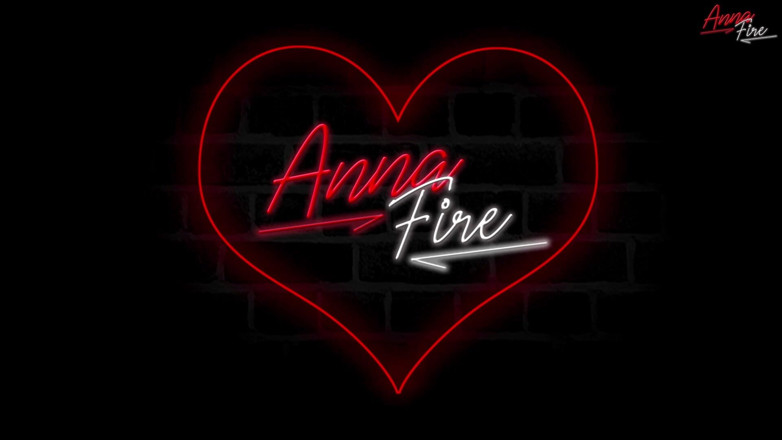 Anna Fire: Milf caliente meando en la naturaleza. Lluvia dorada