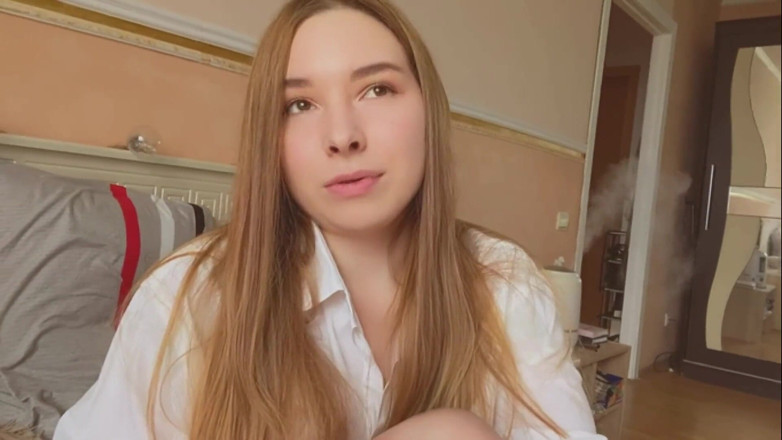 Loly Lola: Beautiful Girl's Pussy Throbs and Cums