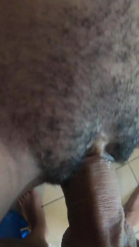 Regarde mon sperme jaillissant de sa chatte poilue d'ébène me suppliant de baiser
