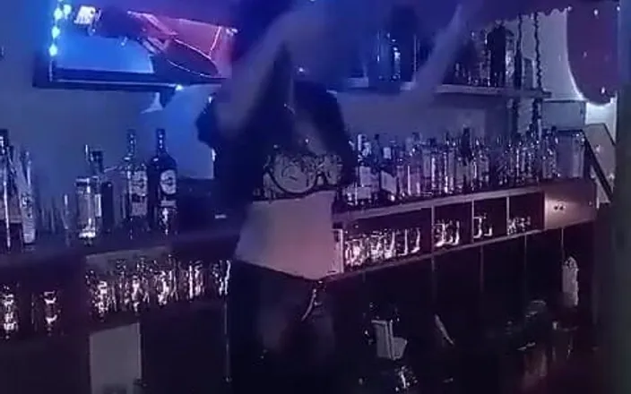 Spaingirl Natalie: Barmen Striptease