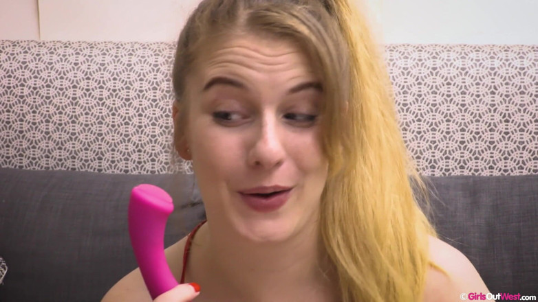 Girls Out West: La pequeña rubia de tetas Katie Gee penetra su coño...