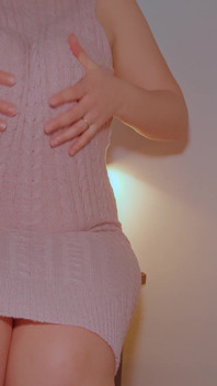 La moglie paffuta in un vestito stretto si siede sul mio cazzo