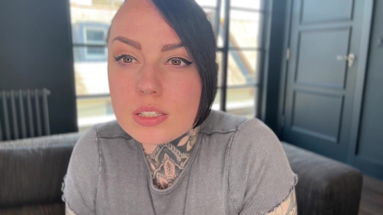 Miss Valentina: 자신의 정액에서 살아남기