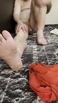 Trainer Karls nackte füße, eier [8893]