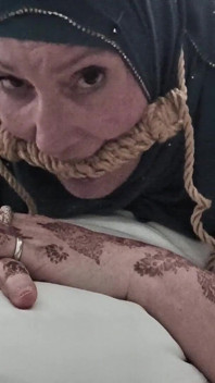 Hijabi cripple bum bdsm från båda vinklarna