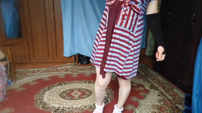 Kitty_Cross: Roztomilý Femboy tahá Oversized Svetr Přes holé nohy