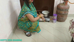 Hotty Jiya Sharmaa: キッチンで緑のサリーを着てDesi Bhabhiとのセックス