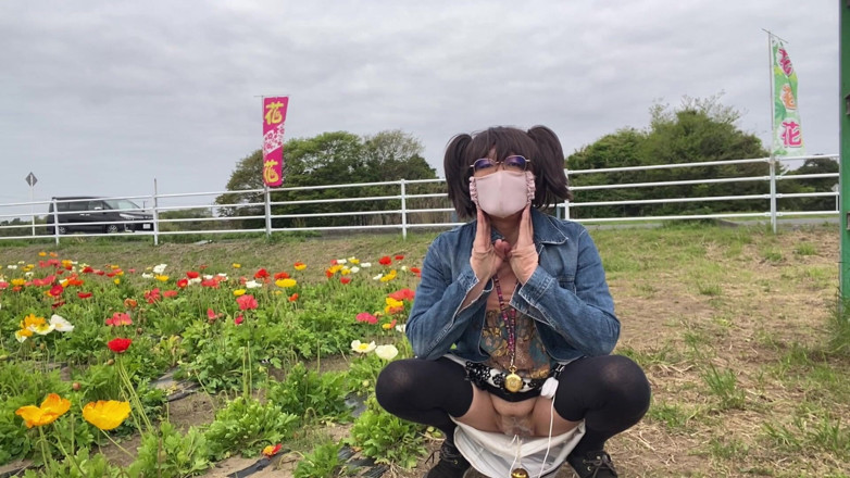 megu2002: No. 195 꽃밭에서 내 보지를 노출하다