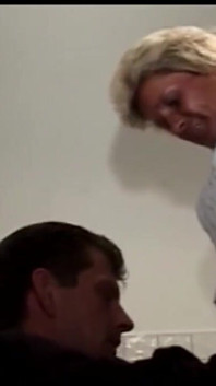 Zralý pár šukání kundičky a lízání blonďaté milfky, sání velkého čůráka