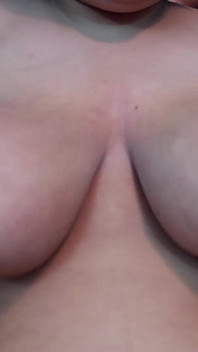 Massageando os peitos enormes da minha colega de quarto