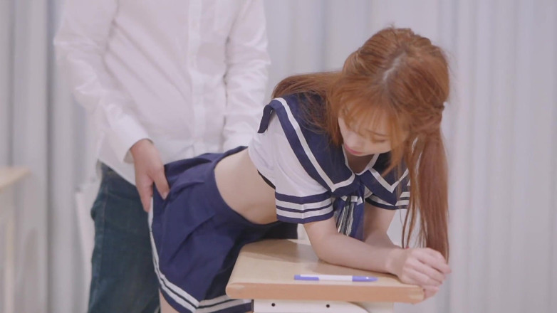 Asian Milfs n Teens: La monella ragazza cinese del college rimane in classe per...