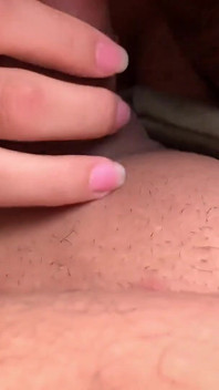 我的继妹在她的房间里展示她的屁股，发现我在自慰。看看她的反应！