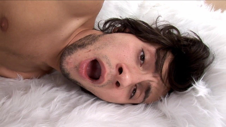 Gay Deluxe: Jovem gostosa se masturbando na cama