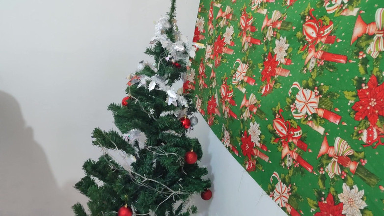 Martin13: クリスマスディルドで彼女がマスターベーションする姿を見るのはなんて絶品なことでしょう!!彼女は私のセクシーな継母です