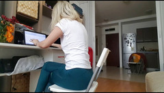 Erotic Tanya: Leise / ruhige furzt am schreibtisch