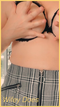 Wifey Flashes Her Perfect Amazing Ass for Enjoyment