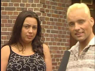 Lucky Cooch: Gagică drăguță la interviul în aer liber