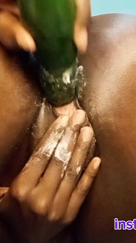 Une femme excitée squirte